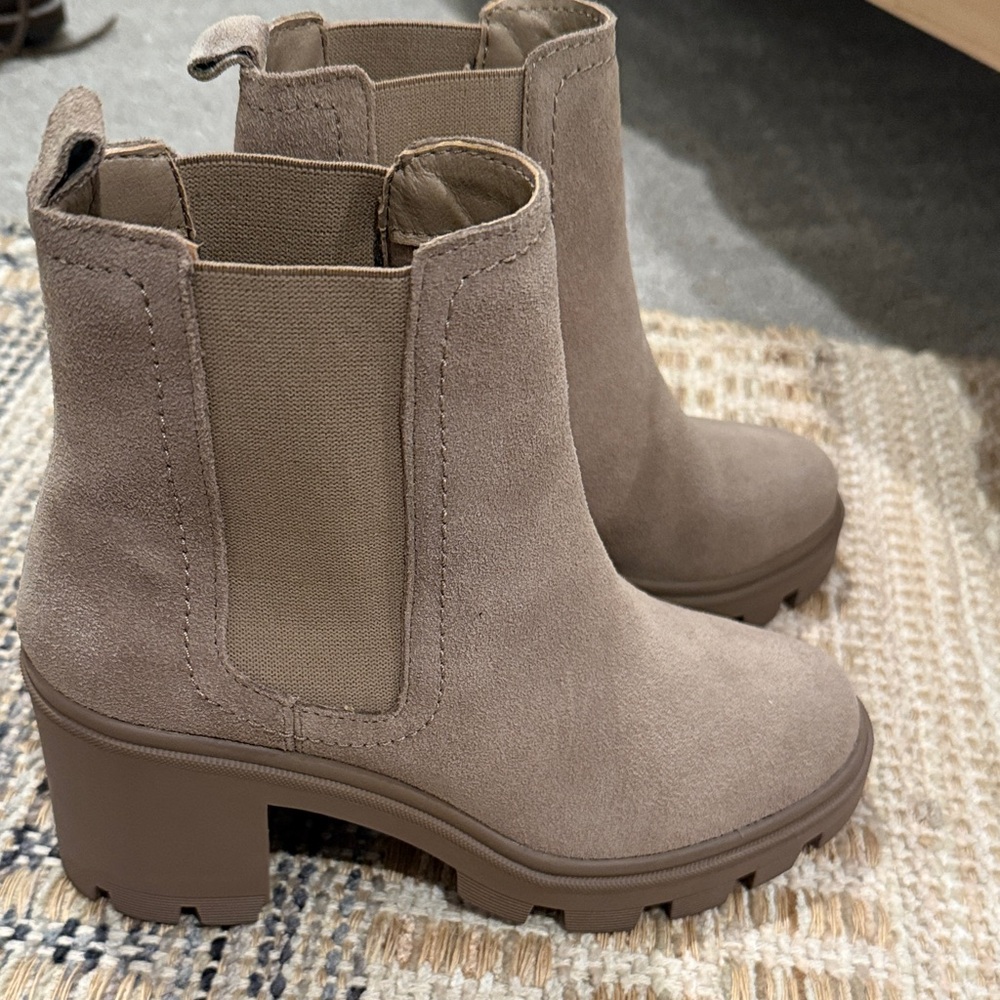 New without Box Women's Splendid Marion Tan Ankle Boots. Size 6.